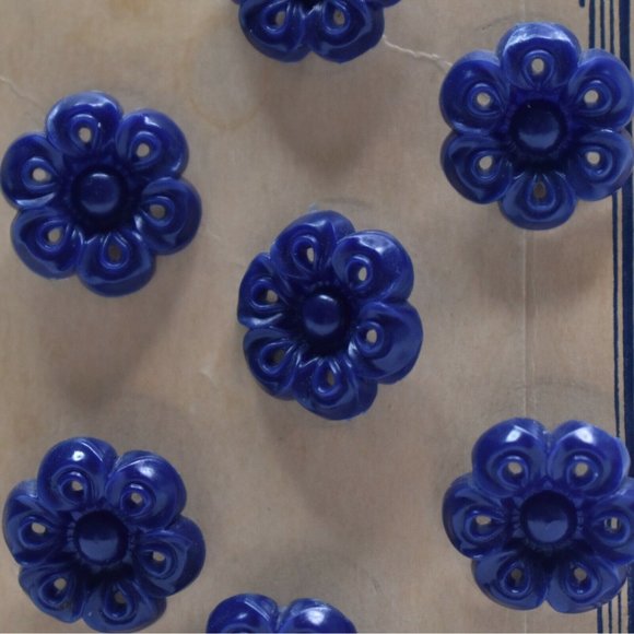 Vintage Flower Buttons on Card 7 Blue Buttons Latest Style Made in USA - Picture 1 of 5